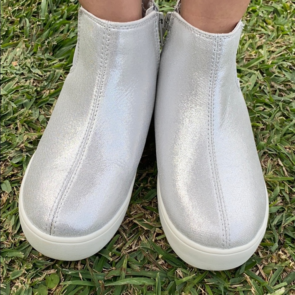 Glitter boots.       Silver.  Size 1. Girl shoes